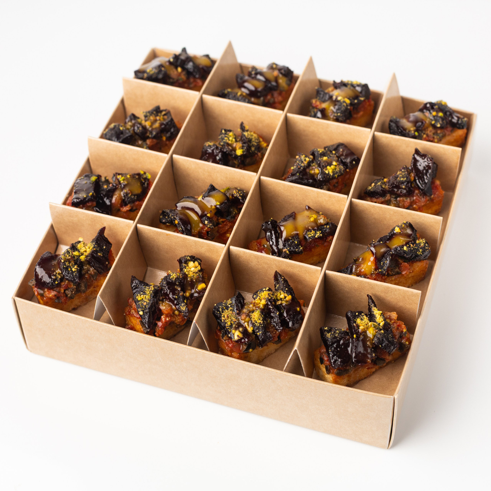 Бокс канапе с Адыгейским сыром и с вяленой свеклой