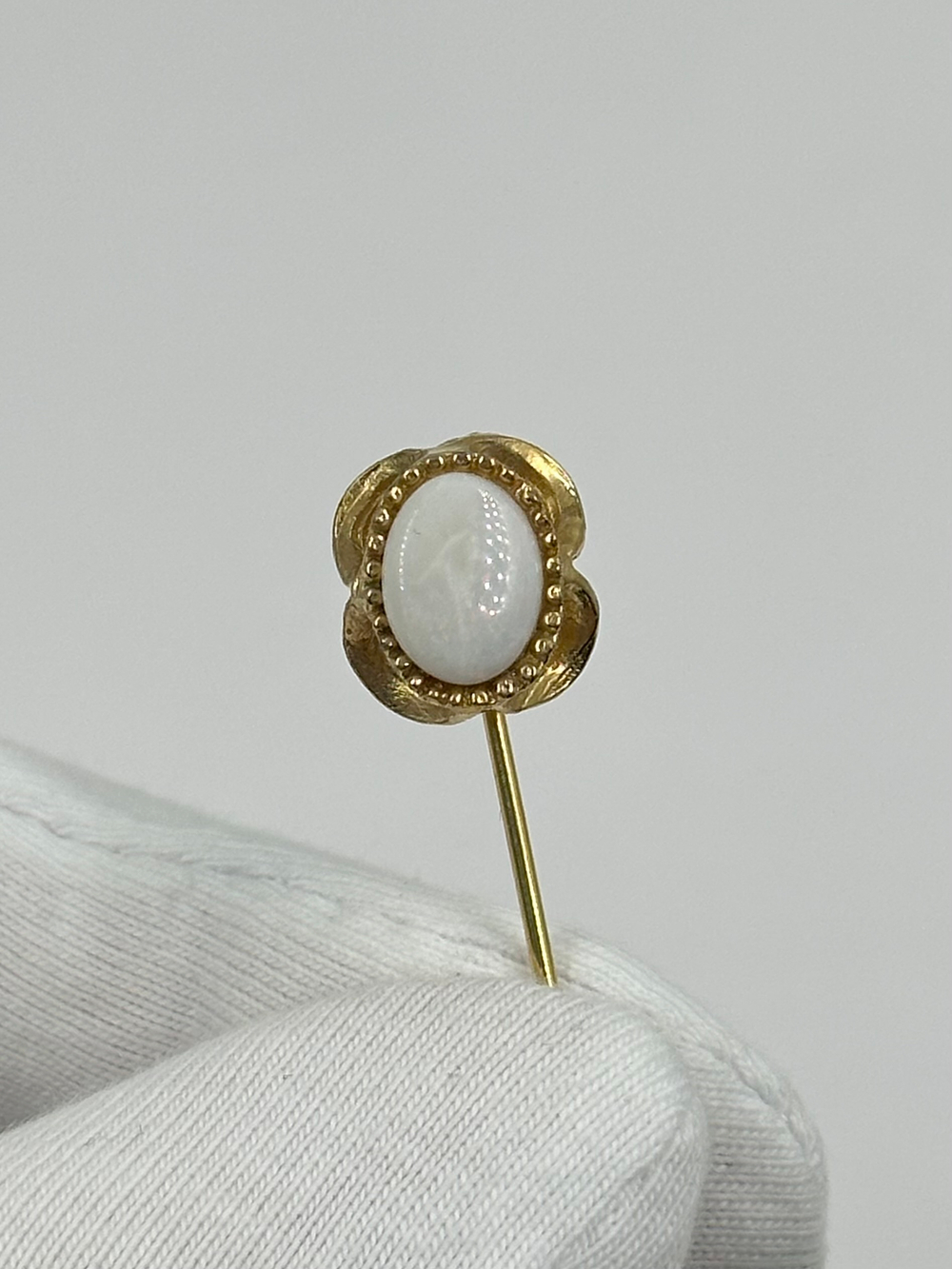 Брошь булавка с белой вставкой