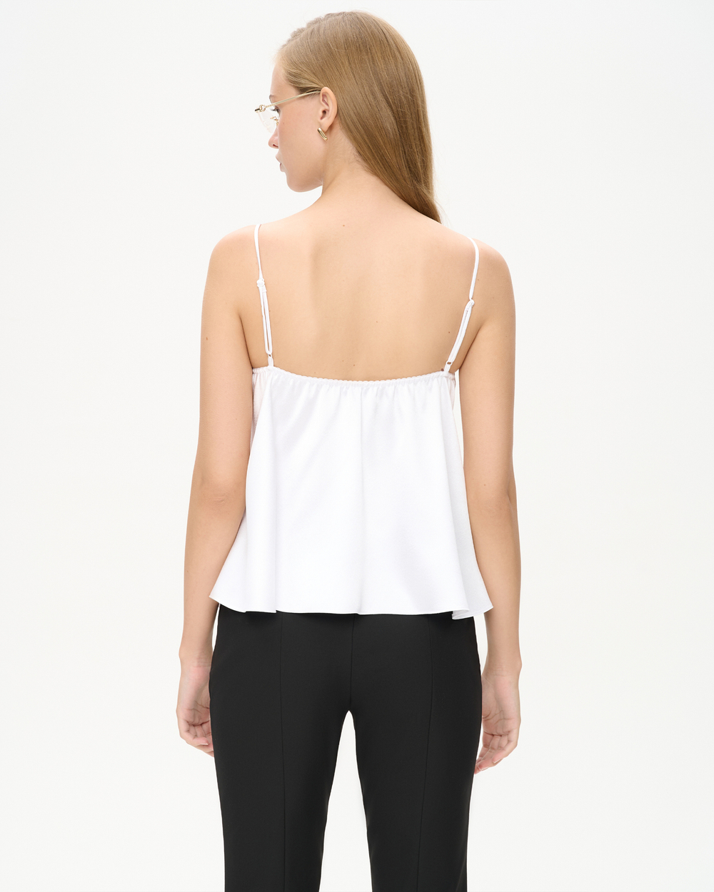 Топ на бретелях из сатина и кружева с вырезом