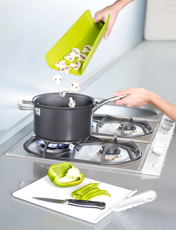 Доска разделочная Chop2Pot™ Plus средняя красная, Joseph Joseph