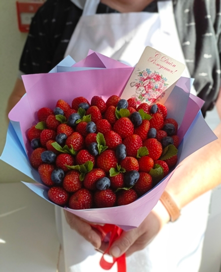 Ягодный букет из клубники и голубики