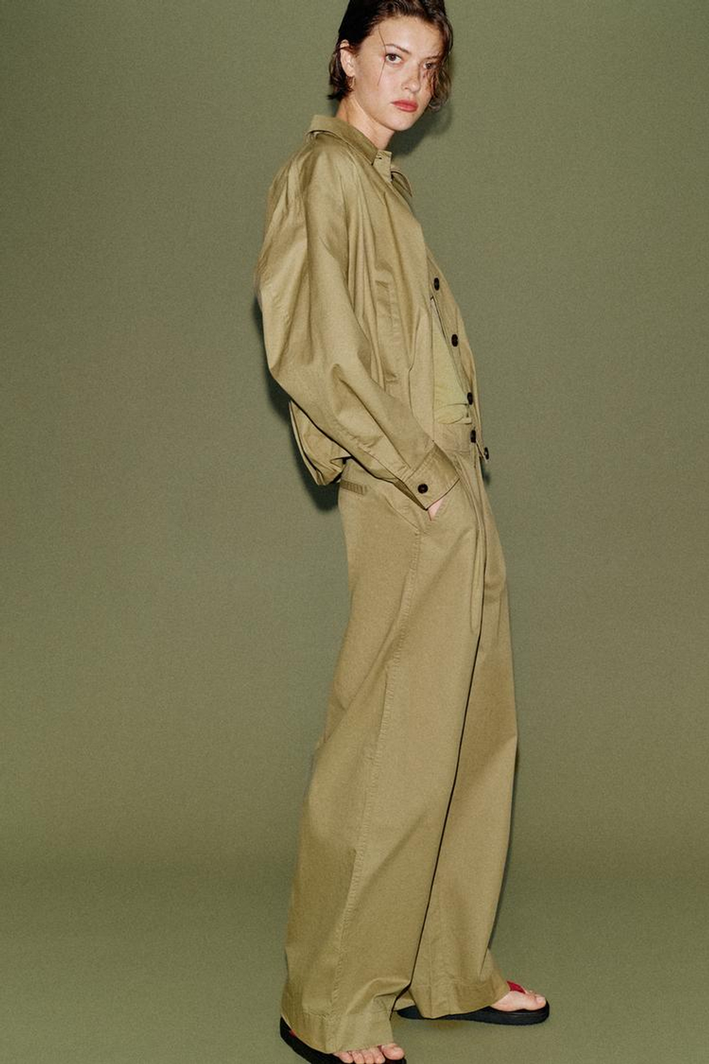 ZARA БРЮКИ BARREL С ЗАЩИПАМИ, ХАКИ