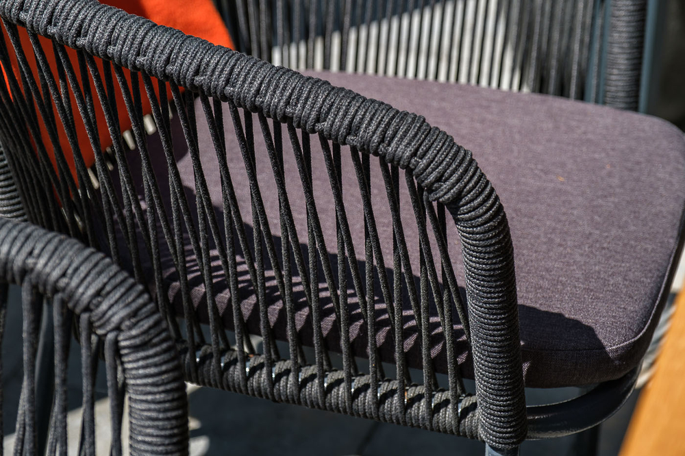 "Марсель" стул плетеный из роупа, каркас алюминий темно-серый (RAL7024) муар, роуп темно-серый круглый, ткань темно-серая 027