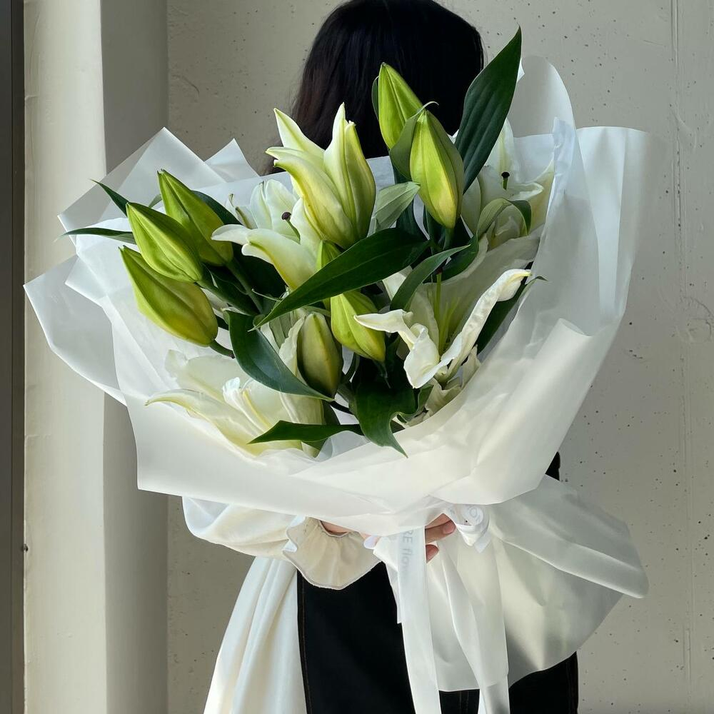 Букет из крупных лилий в дизайнерском оформлении