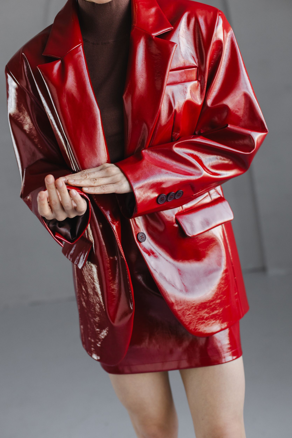 Жакет из эко-кожи однобортный лаковый бордо