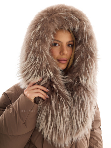 Удлиненный шоколадный пуховик с объемным капюшоном и мехом енота