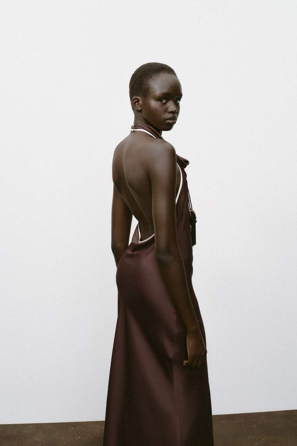 ZARA АТЛАСНОЕ ПЛАТЬЕ МИДИ С КОНТРАСТНОЙ ОТДЕЛКОЙ, КОРИЧНЕВЫЙ