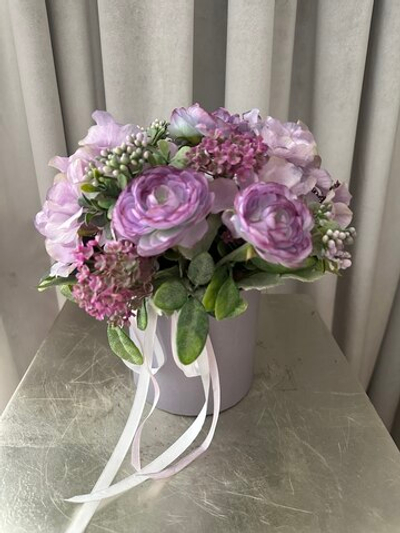 Цветочная композиция в серой коробке (малая), в-24 см, д-26 см