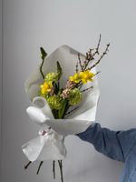 Букет из гиацинтов, нарциссов, диантусов, орнитогалума и форзиции