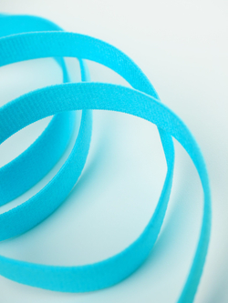 Резинка бретелечная ярко-голубая глянцевая ширина 10 мм