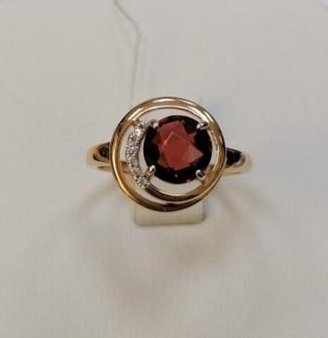 Кольцо из золота с гранатами