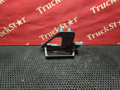 Кронштейн бампера правый 2020г