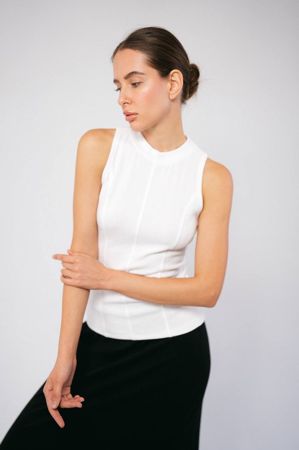 Базовый трикотажный топ из вискозы с вертикальными вытачками