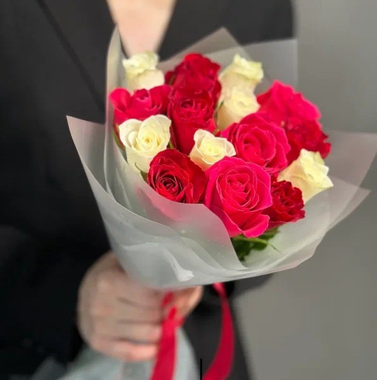 Букет 15 роз Кения 32 см в пленке