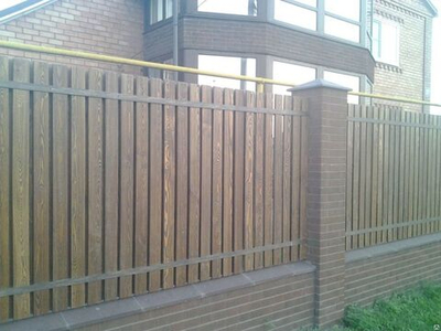 Забор из деревянного штакетника шахматка