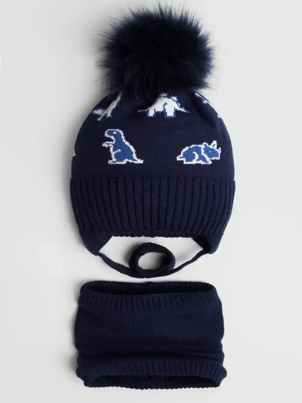 Шапка зимняя для мальчика на завязках и снуд