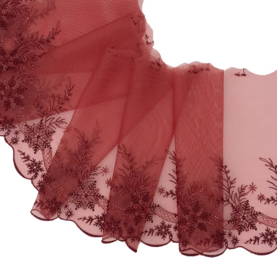 Вышивка на сетке бургунди (левая) 18 см