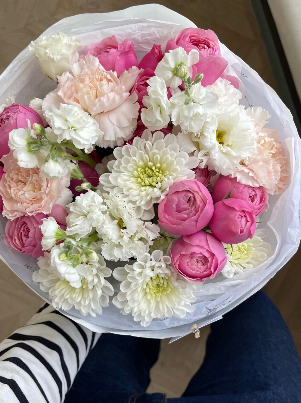 Букет из кустовой пионовидной розы, маттиолы, хризантемы и розовых диантусов