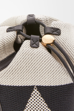 Loewe Маленькая сумка-ведро Treasure Bako из жаккардовой парусины и телячьей кожи, натуральный/черный