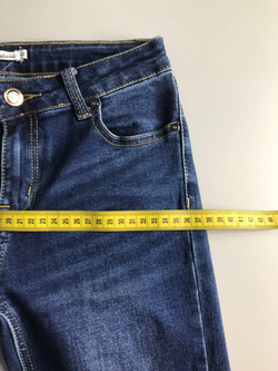 Джинсы Zarina лаконичные, визуально на 42 размер