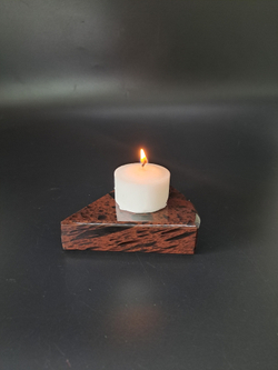 Подсвечник обсидиановый треугольный