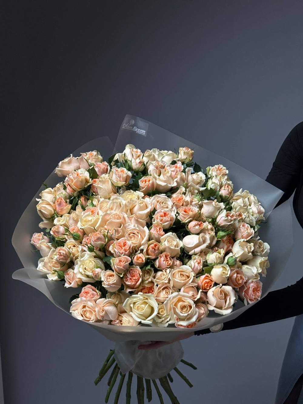 Букет из 25 кустовых роз в упаковке