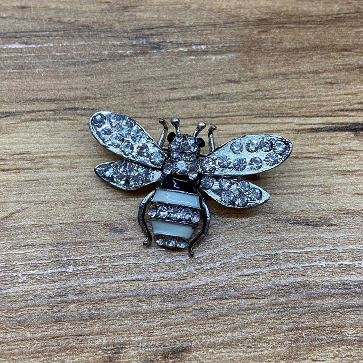 Брошь Оса эмаль белая черная стразы металл серебристый