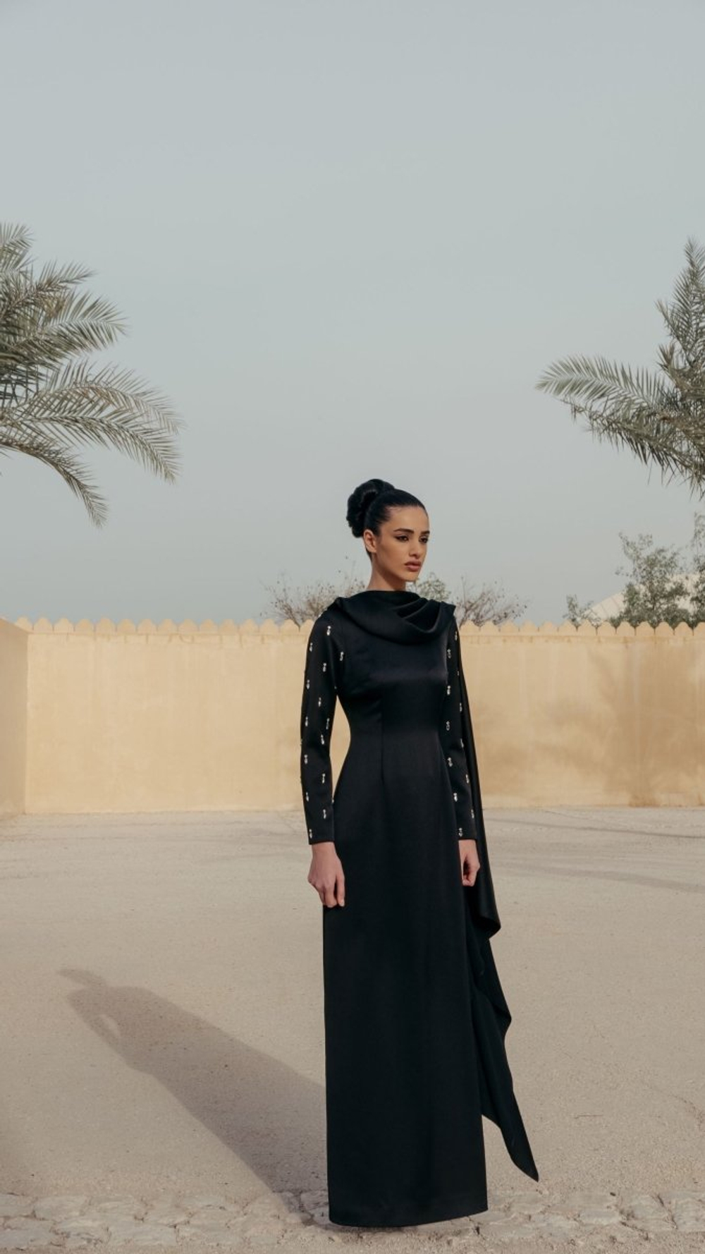 Платье макси сатиновое с драпированным воротником и вышивкой на рукавах