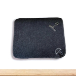 Коврик банный серый с вышивкой «Не люблю сладкое, неси полусладкое»