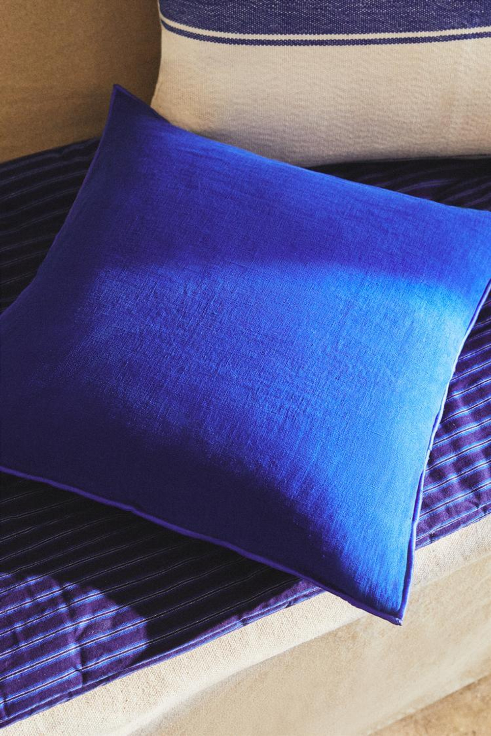 ZARA HOME ЧЕХОЛ НА ПОДУШКУ С ОВЕРЛОКОМ, СИНИЙ