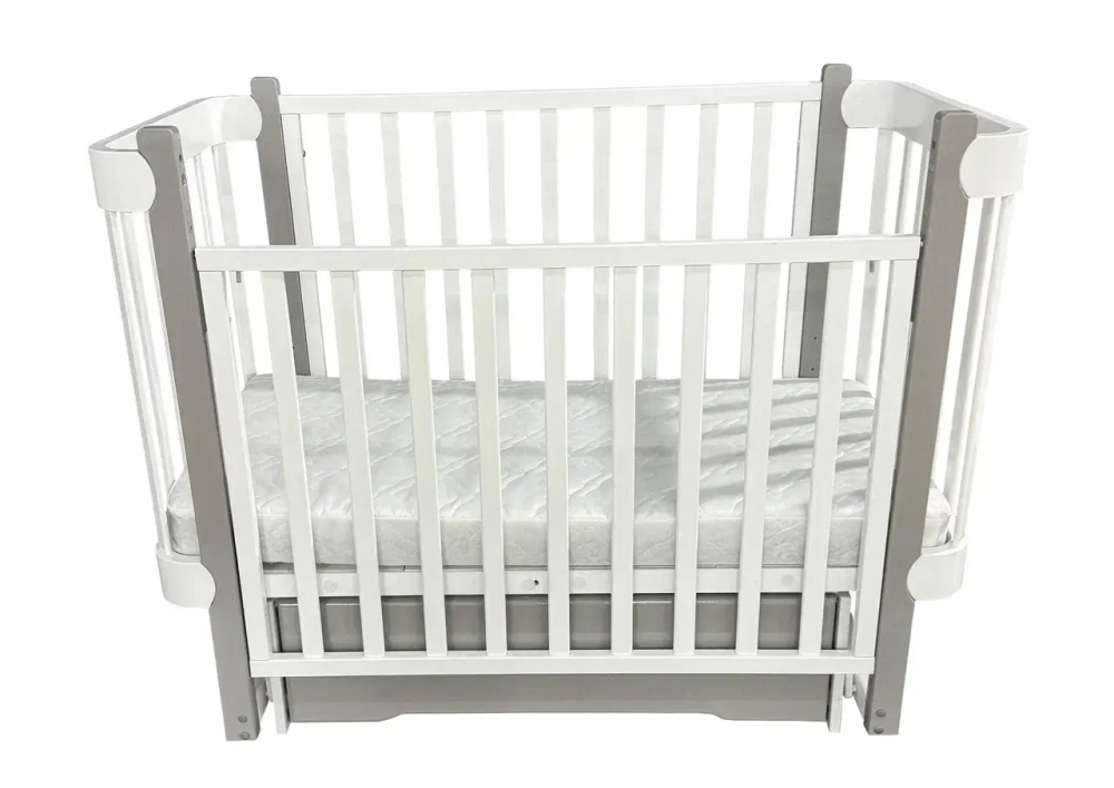 Детская кроватка Solnyshko с ящиком (поперечный маятник, съемная стенка, колеса)