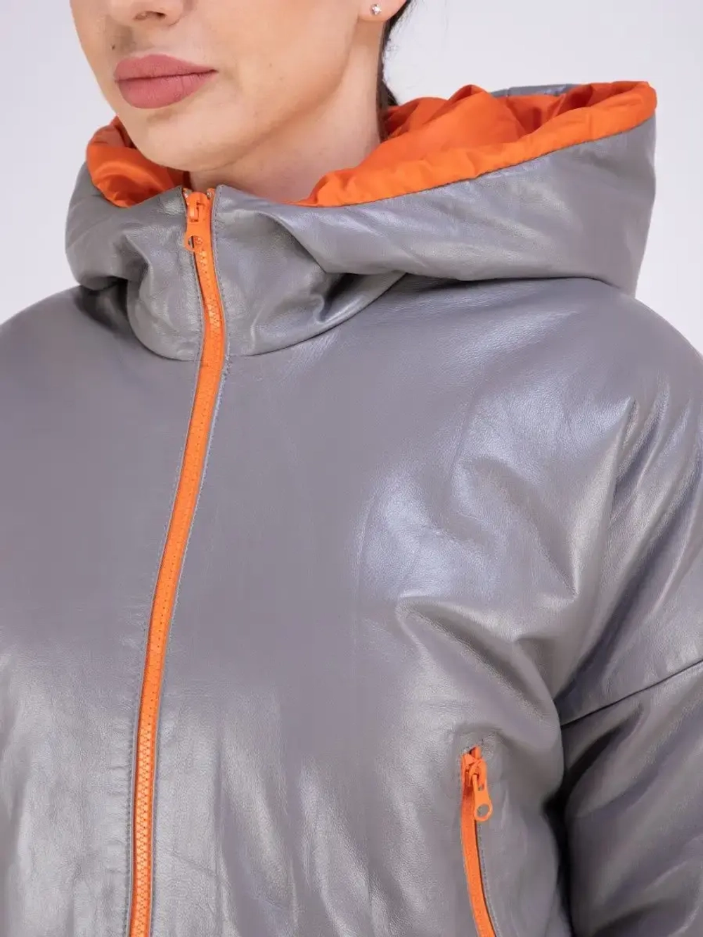 Куртка кожаная короткая утепленная с капюшоном демисезон