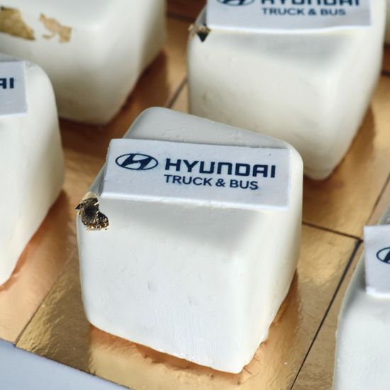 Пирожное кубик с логотипом компании