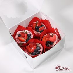 Капкейки 8 марта в коробке кондитерская Sweet Visors Сладкие Козырьки. Кондитер Светлана Дегтерева. Десерты ручной работы на заказ в СПБ. Мы создаем сладкие истории на любой вкус