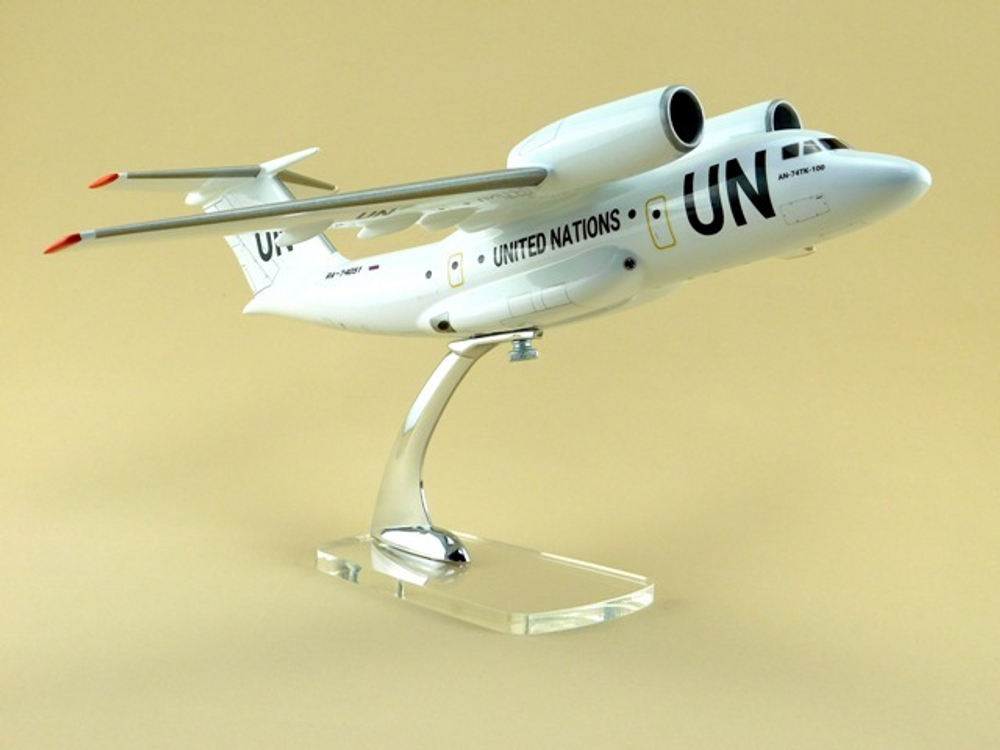 Модель самолета Ан-74 (М1:72, UN)