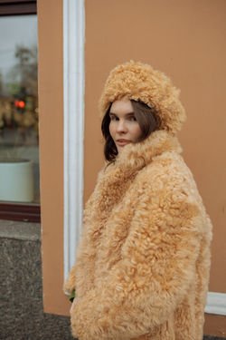 Бежевая шапка-ушанка