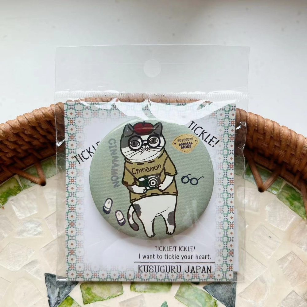Значок металлический с кошкой Корицей, ANIMAL MODE, диам. 5,8 см, 7687-4, KUSUGURU