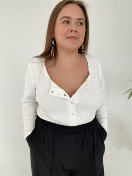 Лонгслив молочный с кнопками