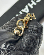 Черная сумка Chanel прямоугольная с золотой фурнитурой