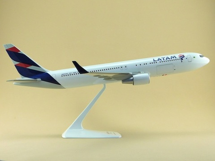 Модель самолета Boeing 767-300 (М1:100, LatAm)