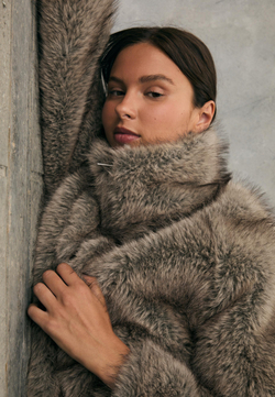 STRADIVARIUS Шуба из искусственного меха с высоким воротником, бежевый