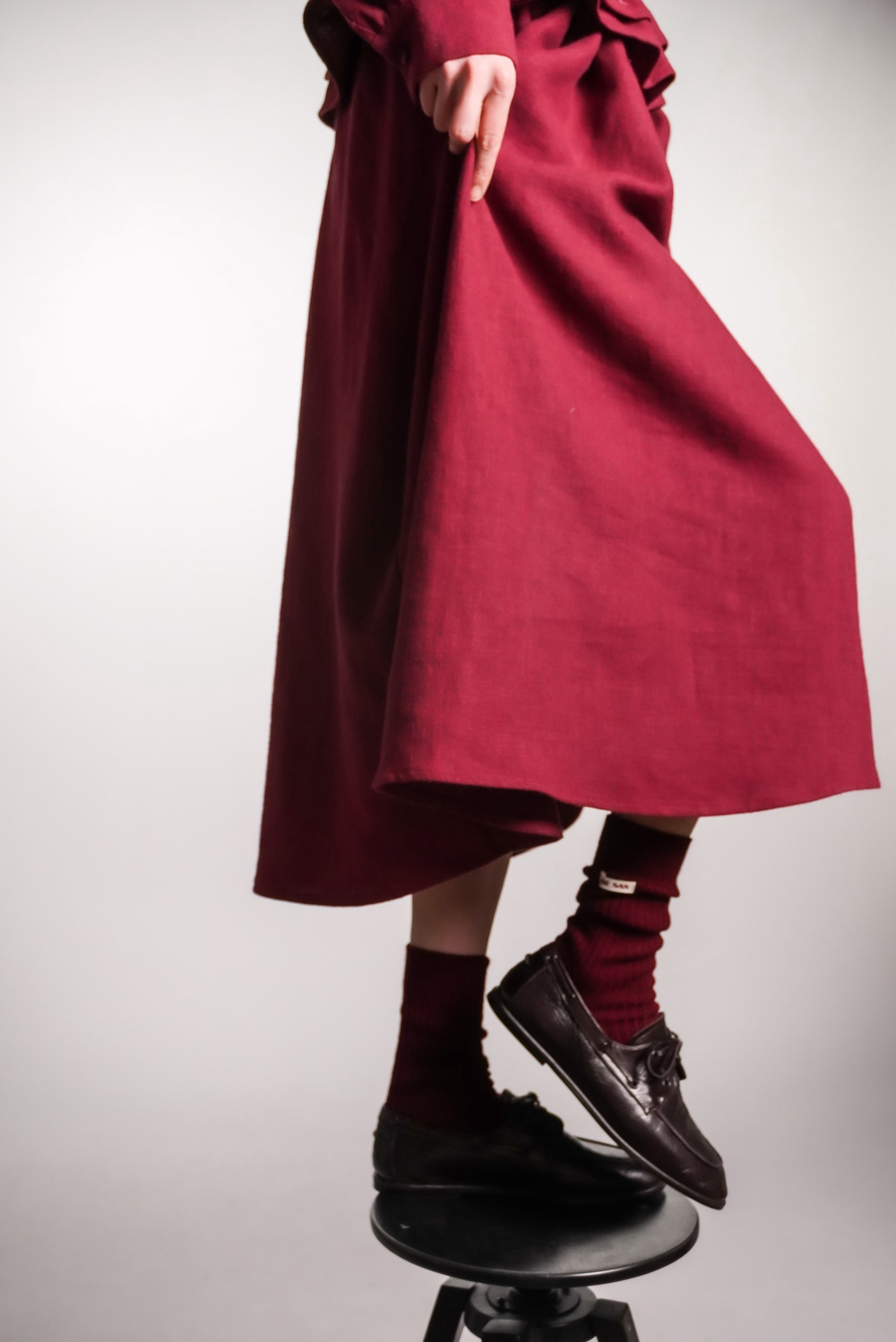 Платье с V-вырезом, поясом-баской и длинным рукавом из крапивы бордо