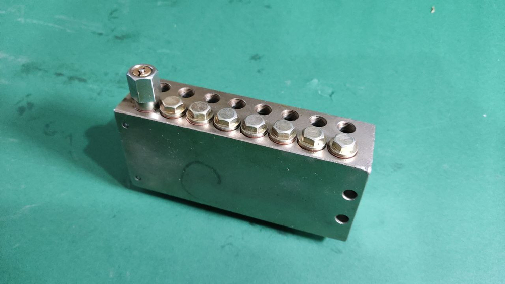 Распределитель смазки на 16 портов 2 отверстия (малый)