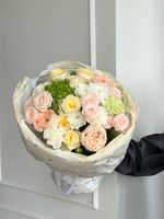 Букет сборный из гортензии, кустовых пионовидных роз, диантусов и хризантемы