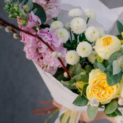 170. Нежный весенний букет с маттиолой и вербой