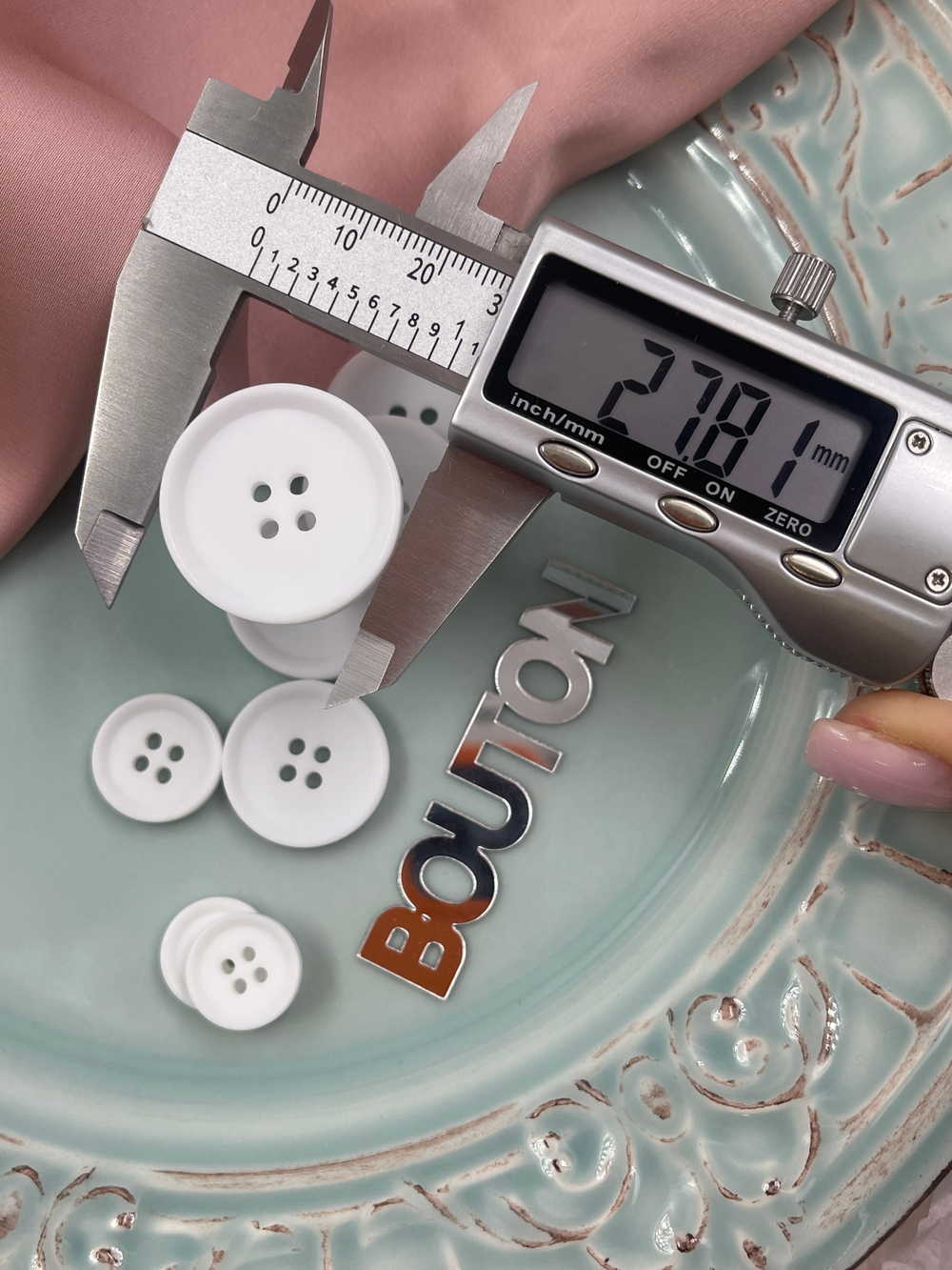 Пуговицы на прокол белые матовые