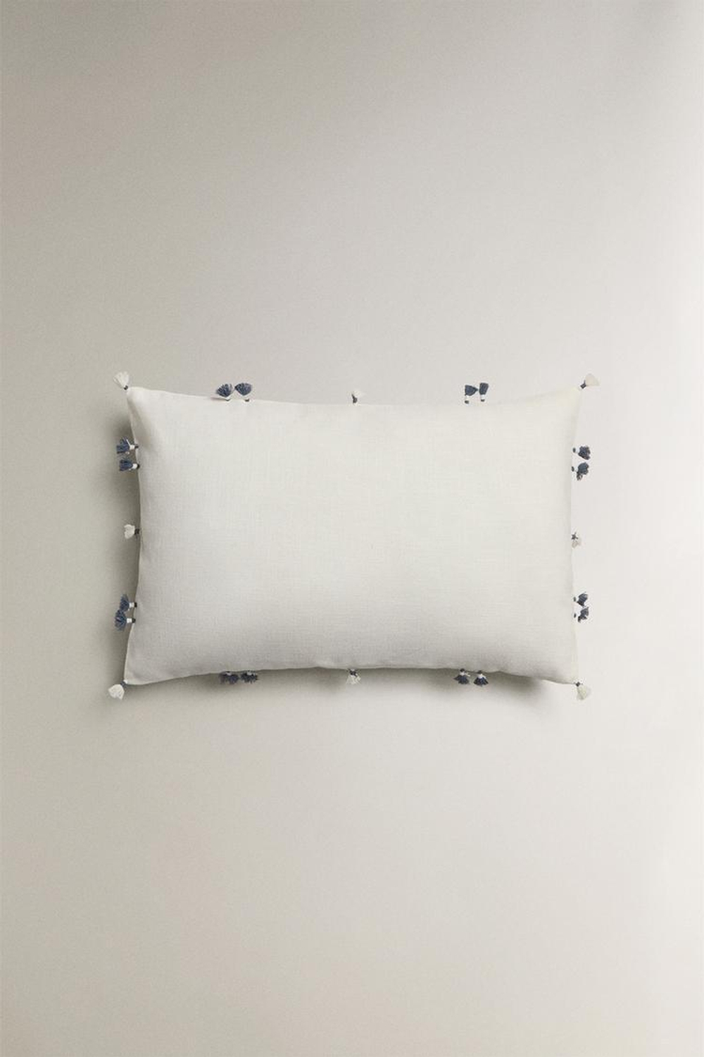 ZARA HOME ЧЕХОЛ ДЛЯ ДЕКОРАТИВНОЙ ПОДУШКИ С КИСТОЧКАМИ, ЭКРЮ