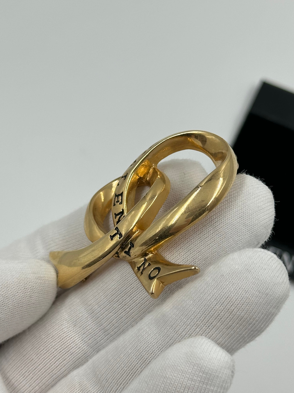 Брошь Valentino