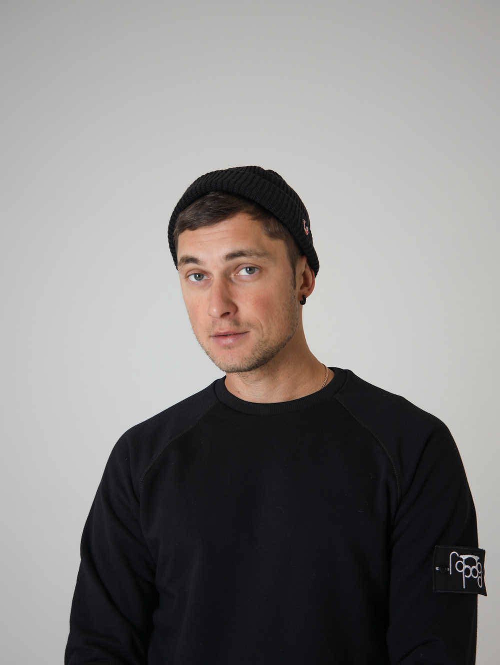 Шапка короткая черная Город Горький олень красный