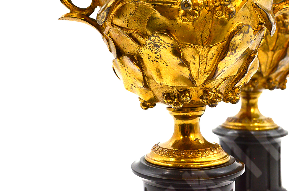 Пара бронзовых скифосов с растительным орнаментом на постаменте из черного мрамора.